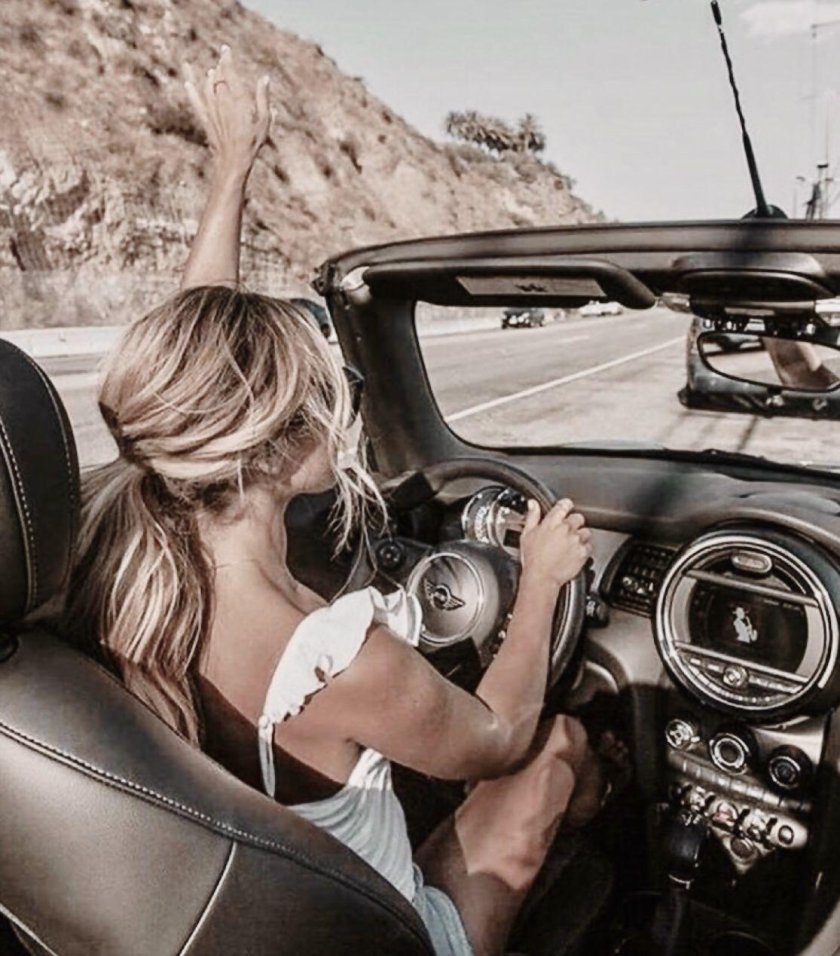 Девушка в кабриолете