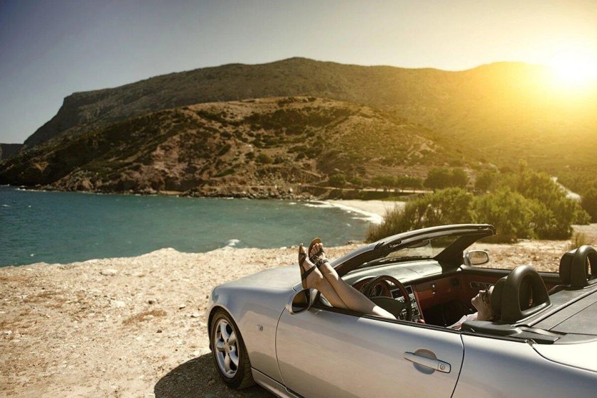 Девушка едет в кабриолете