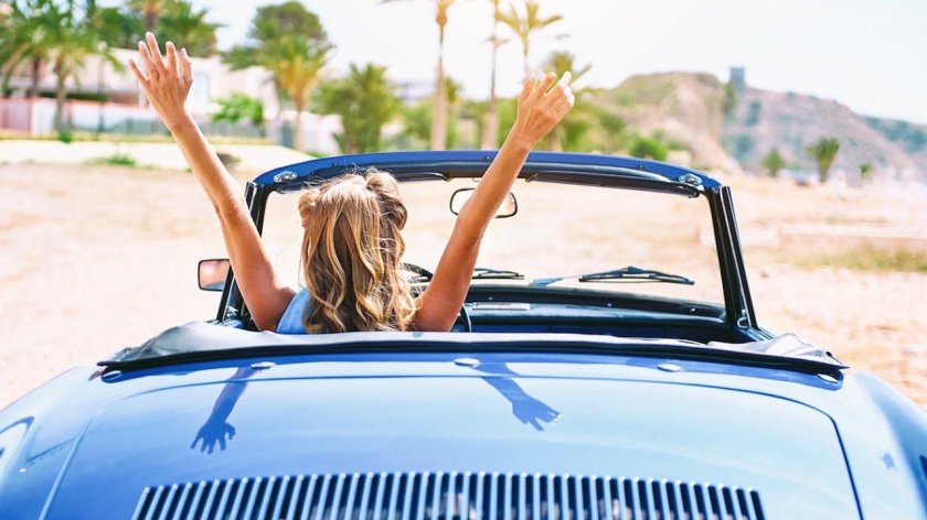 Блондинка в кабриолете