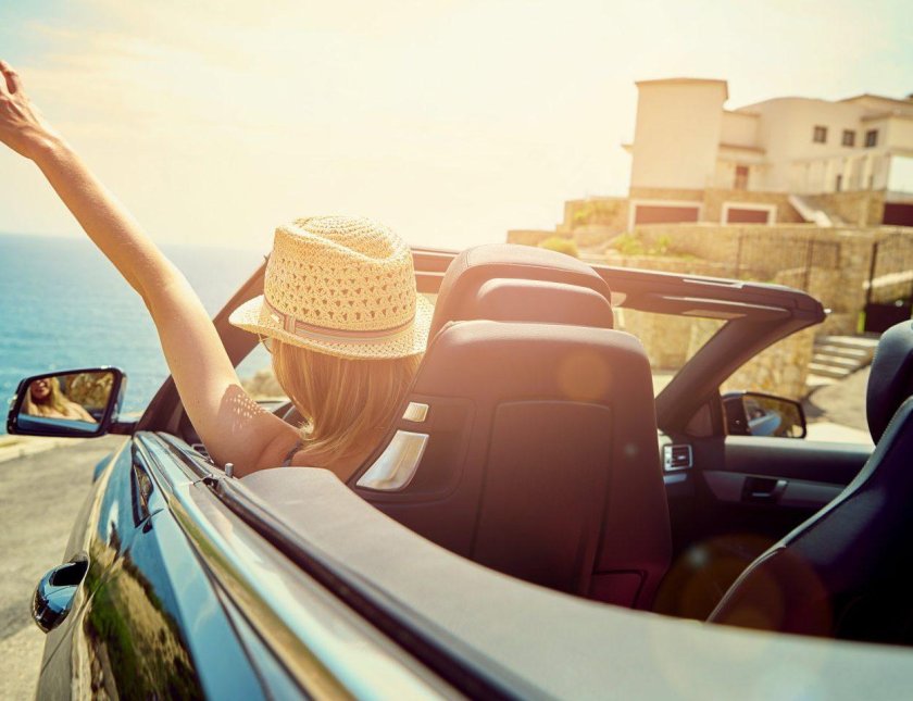 Девушка в кабриолете