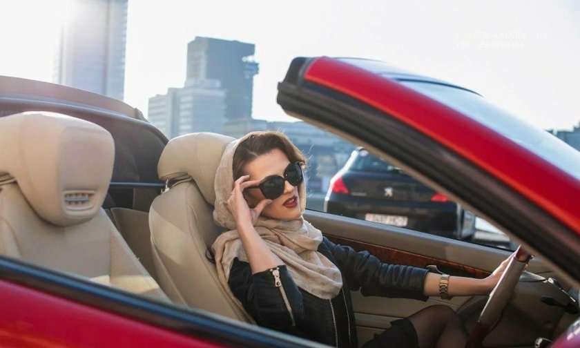 Девушка в кабриолете