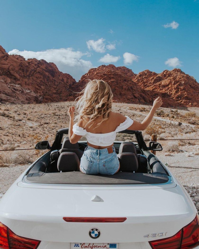 Девушка в кабриолете