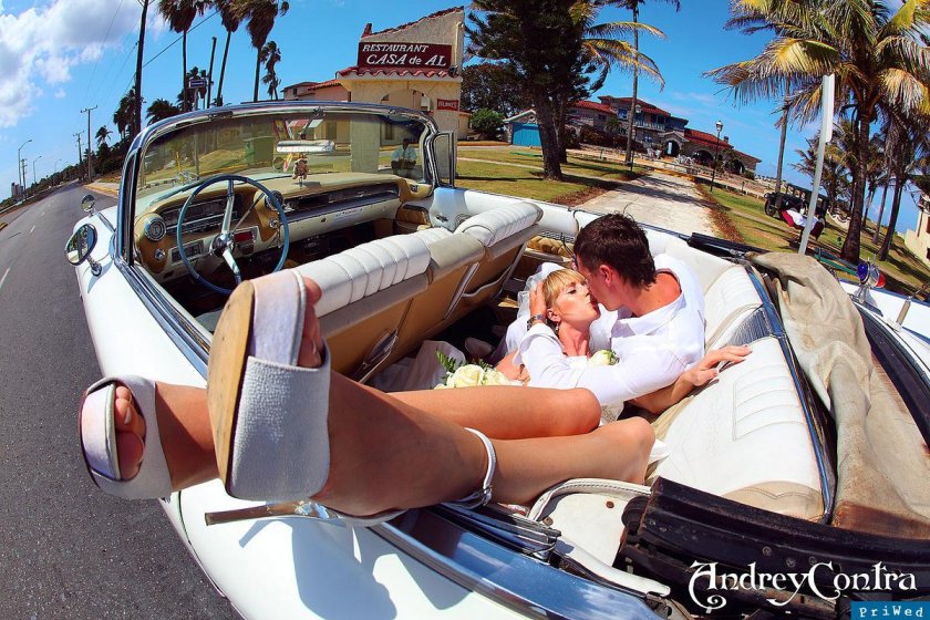 Пара в кабриолете