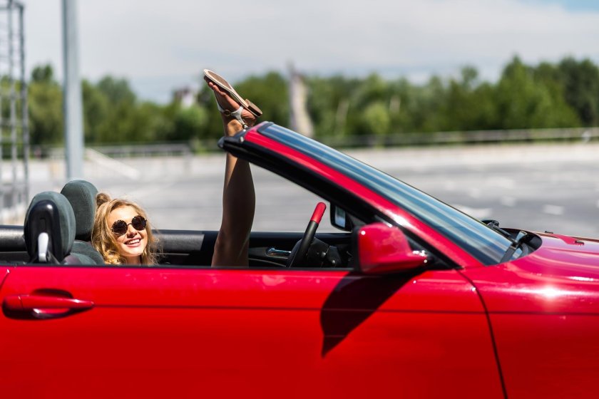 Девушка в кабриолете