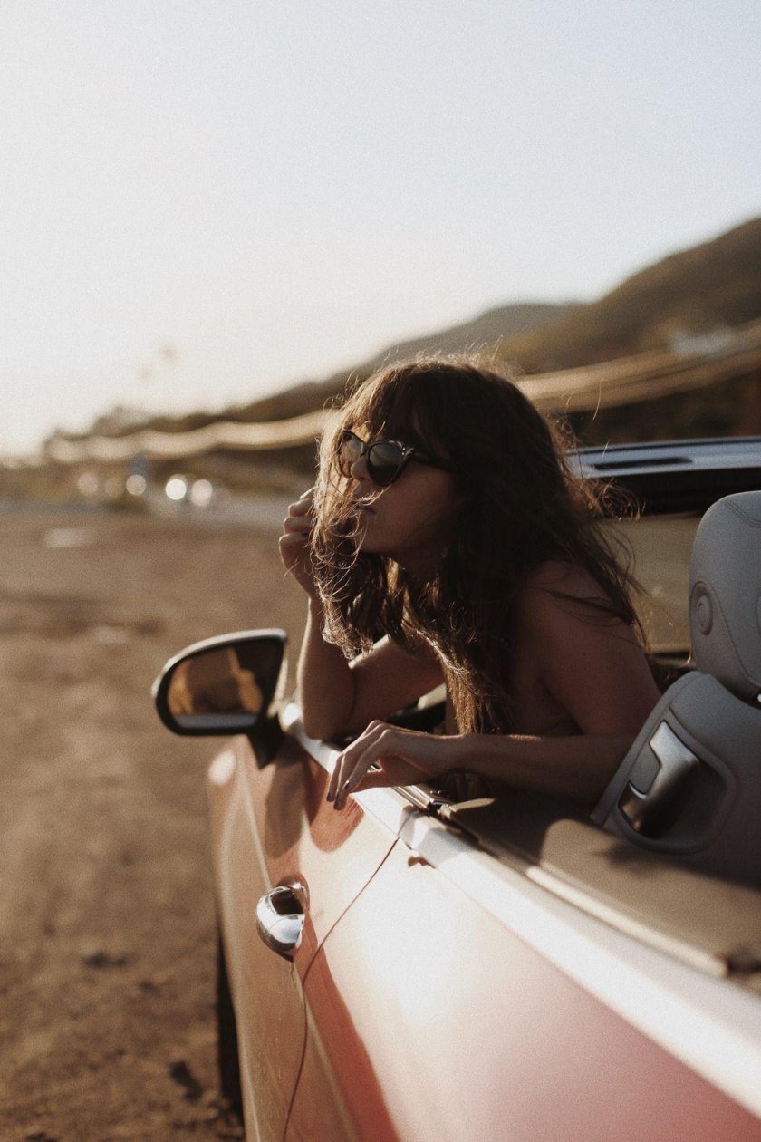 Девушка в кабриолете