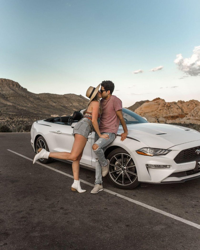 Девушка в кабриолете