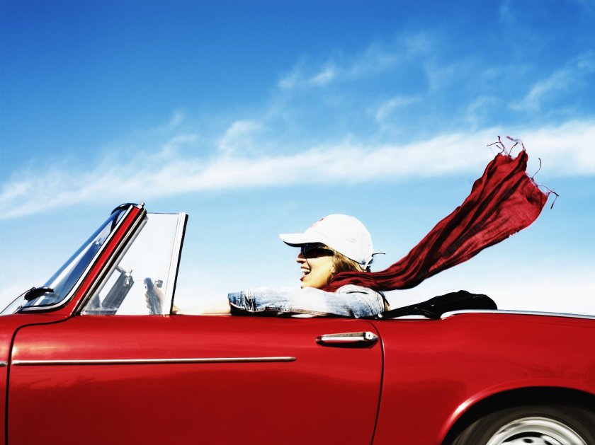 Женщина в кабриолете