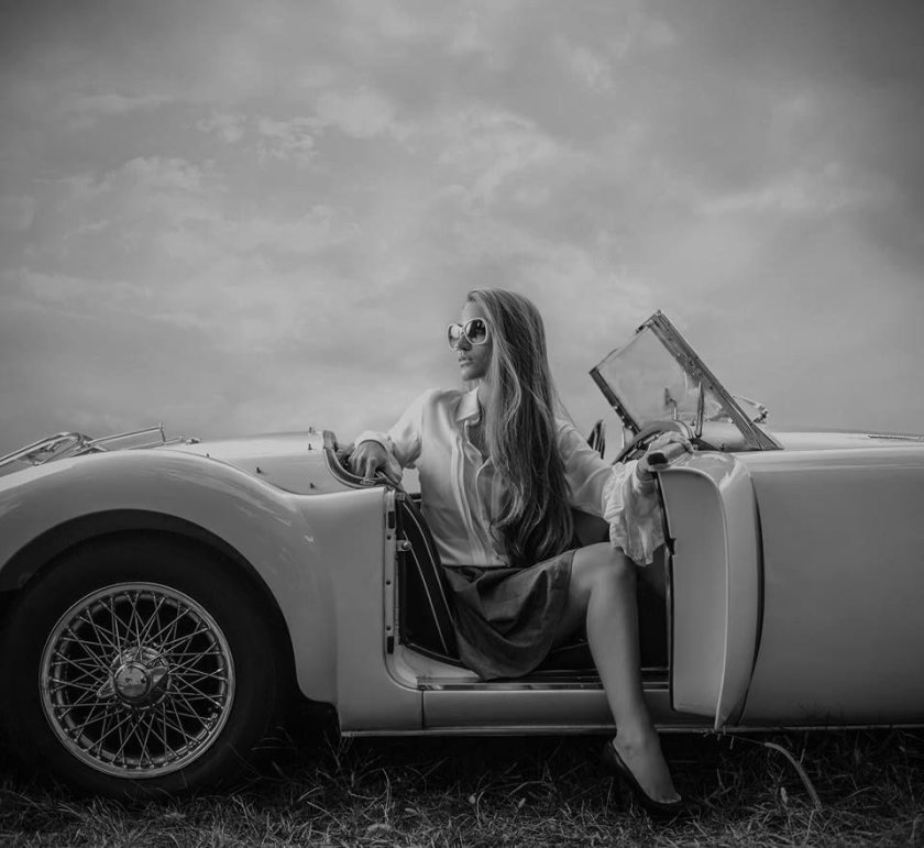 Девушка в машине