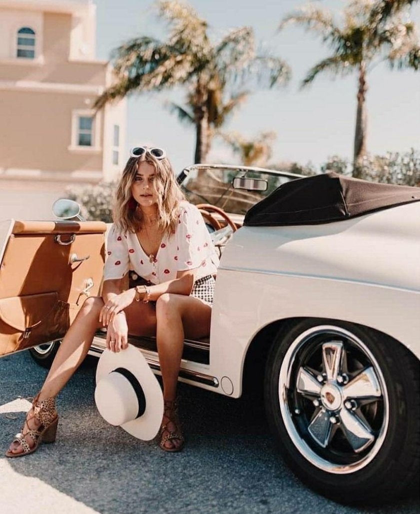 Девушка в кабриолете