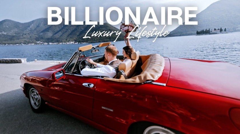 Женщина в кабриолете