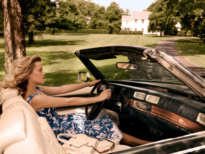 Риз Уизерспун в машине