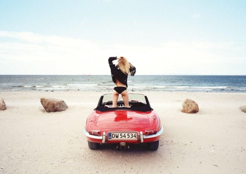 Девушка в кабриолете