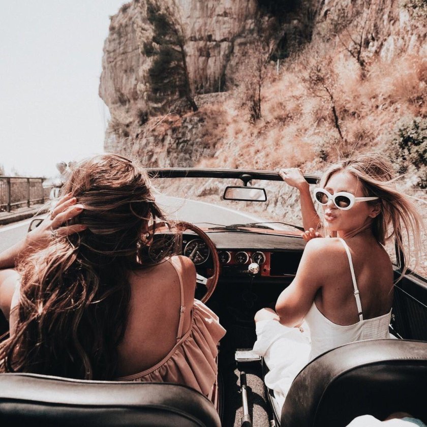 Девушка в кабриолете