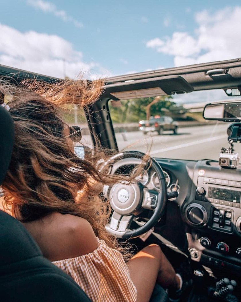 Девушка в кабриолете