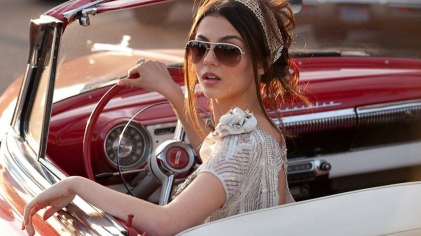 Девушка с машиной