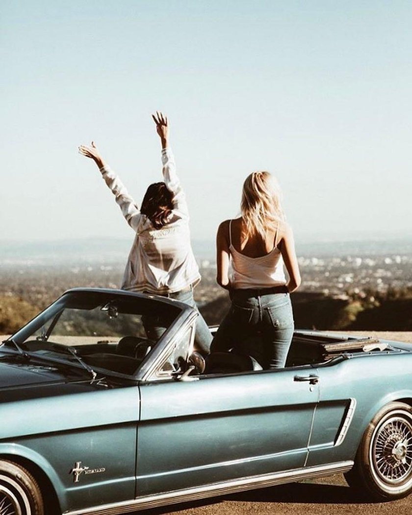 Подруги в кабриолете