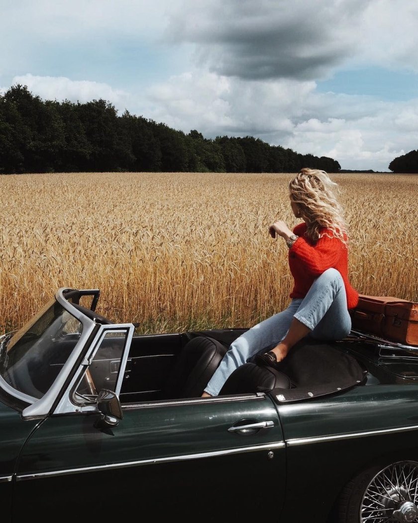 Девушка в кабриолете