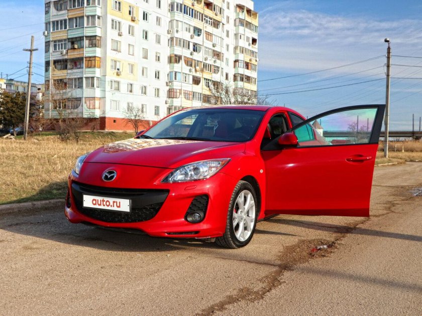 Красная Mazda 3 BL седан