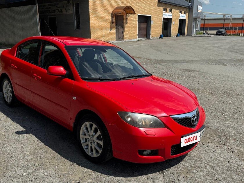 Красная мазда 3