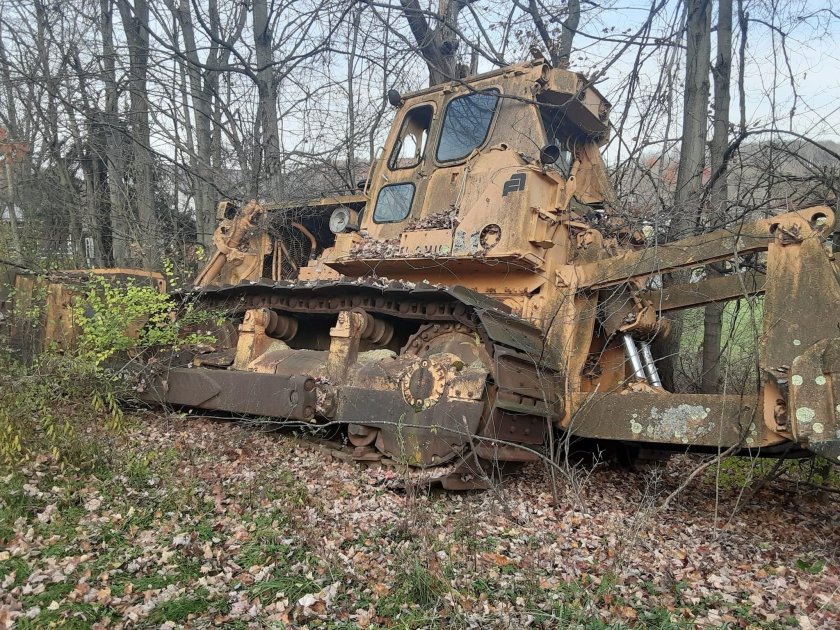 Бульдозер старый