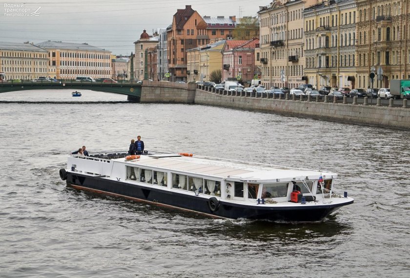 Речной трамвайчик в Санкт-Петербурге