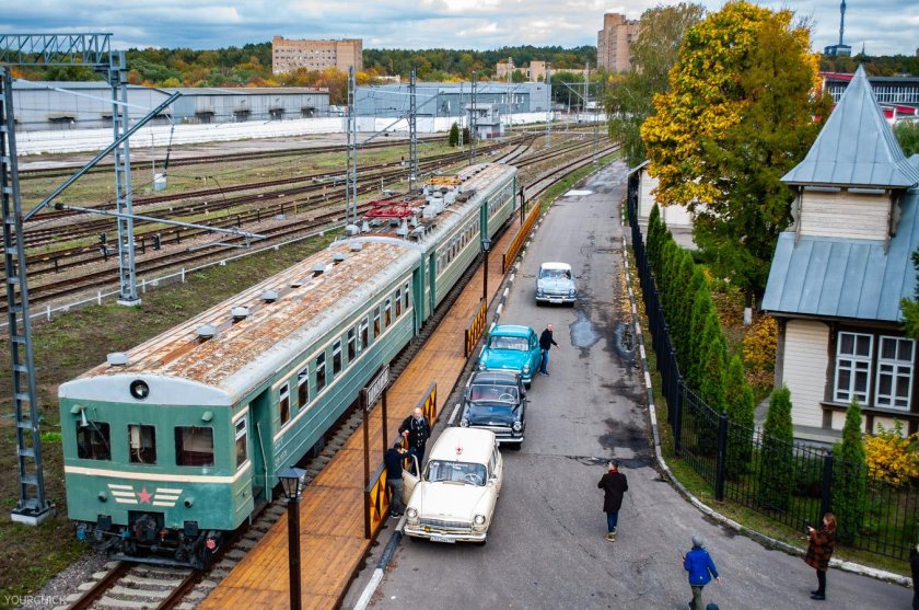 Пригородный поезд