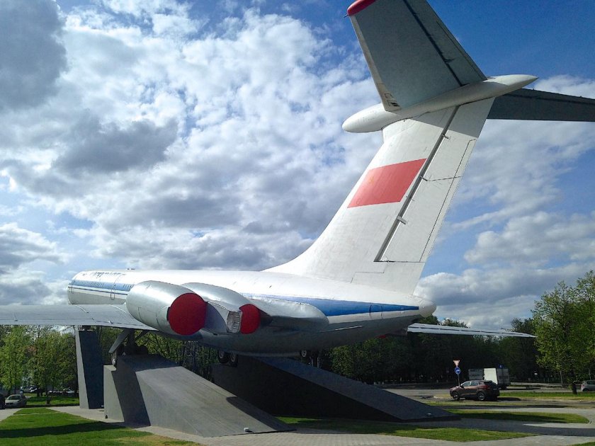 Памятник самолёту ил-18 (шереметьево)