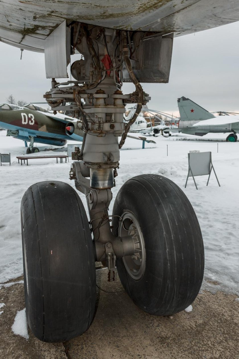 Передняя опора шасси ил-96 траверса