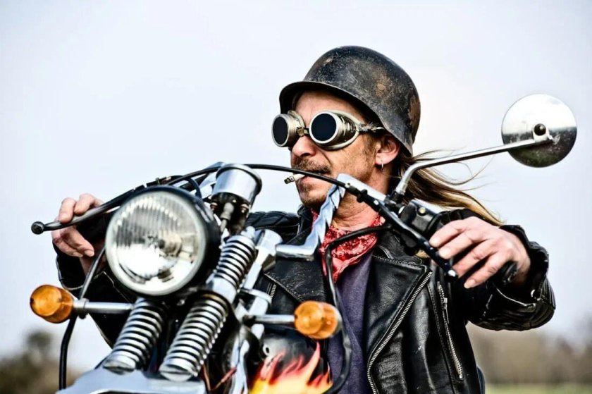 Байкер в очках
