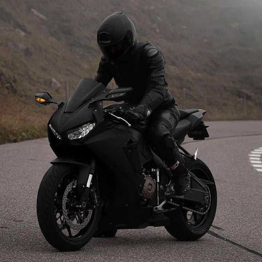 Черный мотоцикл