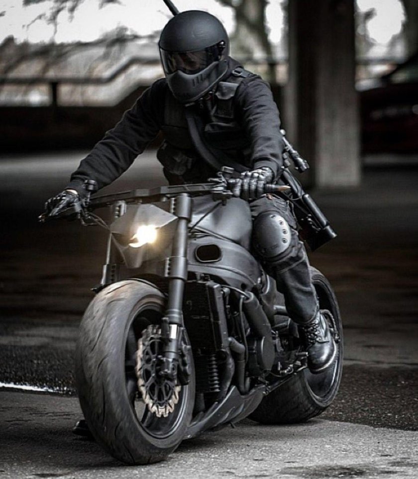 Байкер на мотоцикле