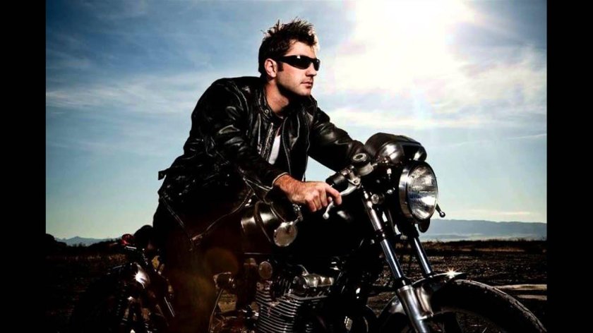 Мужчина на мотоцикле