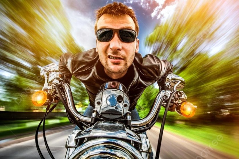 Человек счастлив на мотоцикле