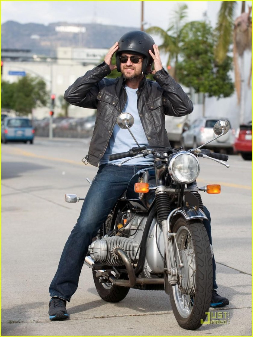 Джерард Батлер на мотоцикле