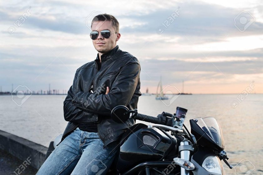 Парень в очках на мотоцикле