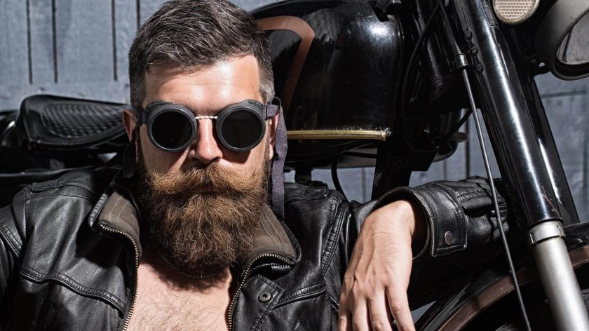 Мужчина с бородой в очках