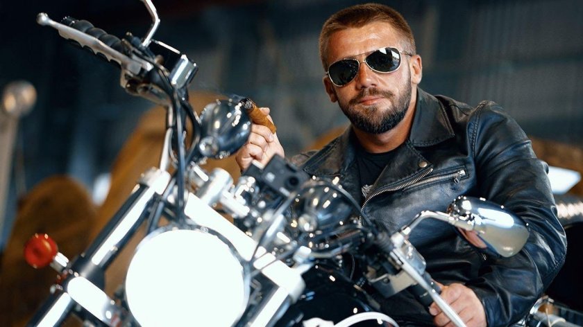 Бородатый байкер на мотоцикле