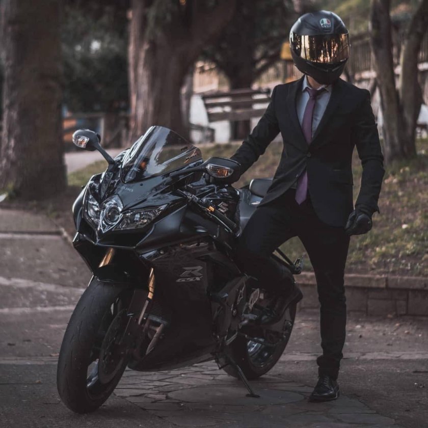 В костюме на мотоцикле