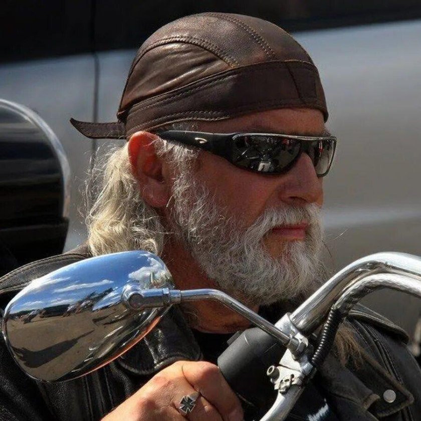 Байкер в бандане