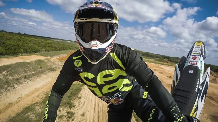 Мотоциклист в шлеме