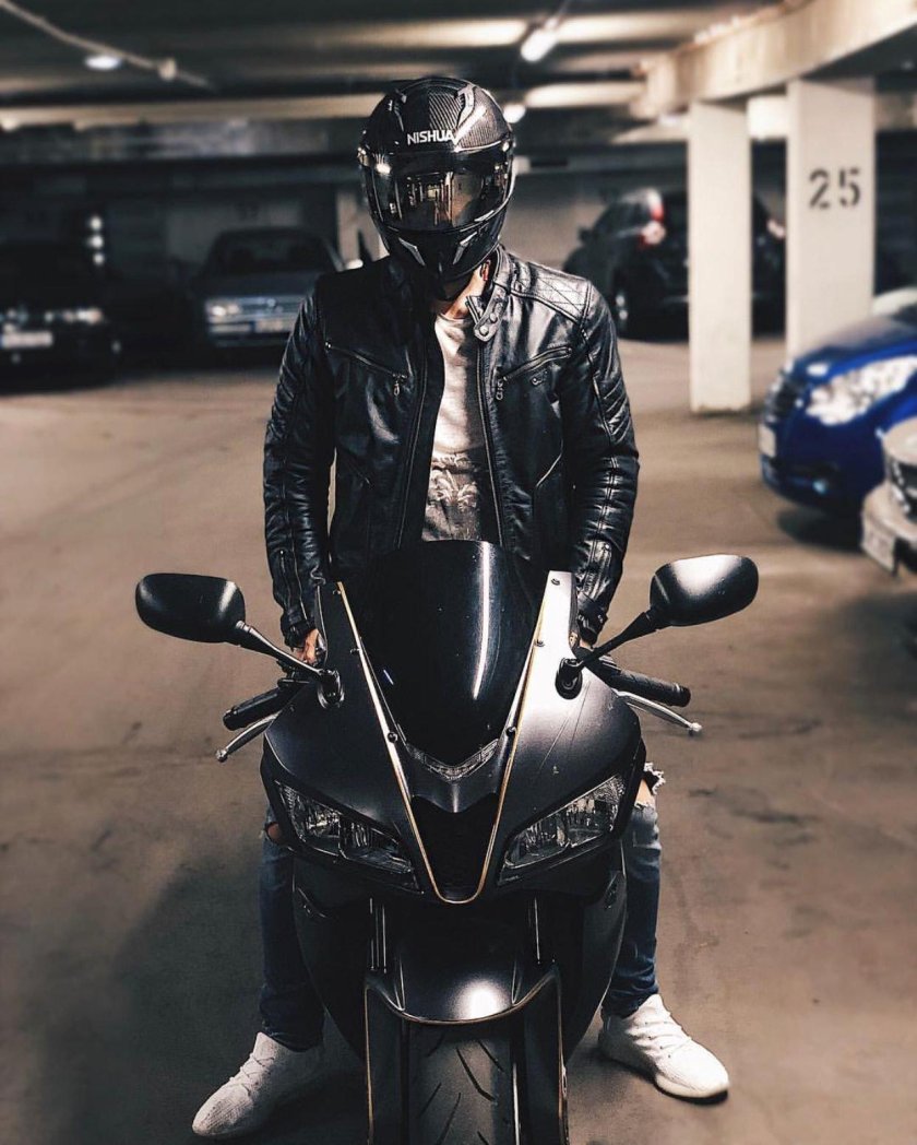 Парень на мотоцикле в шлеме