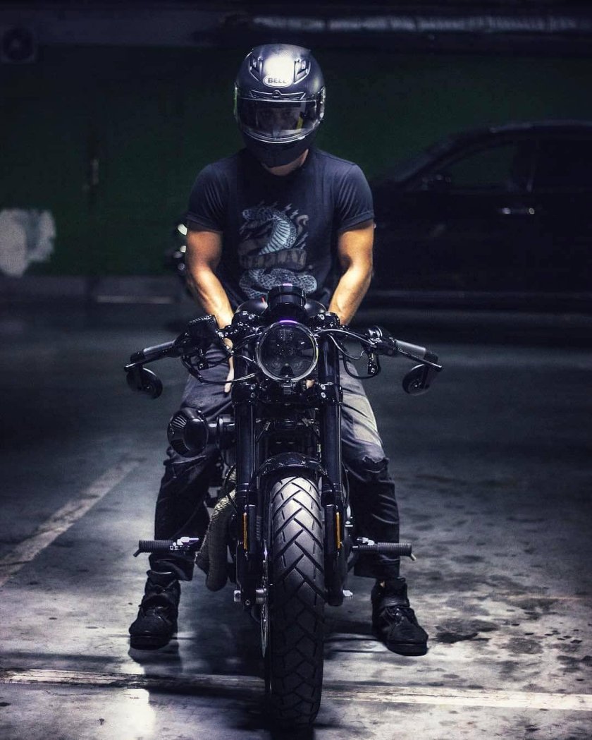 Байкер на мотоцикле