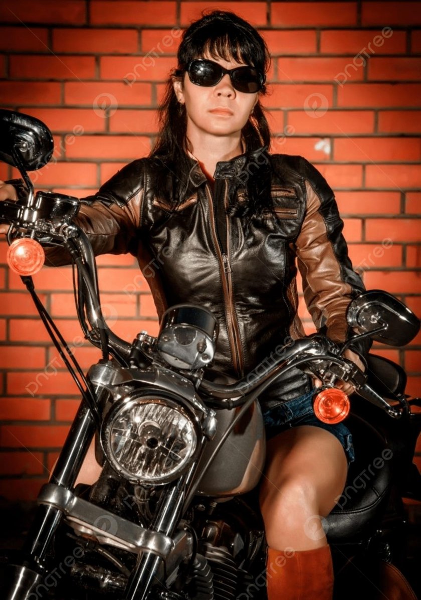 Девушка в кожаной куртке на мотоцикле