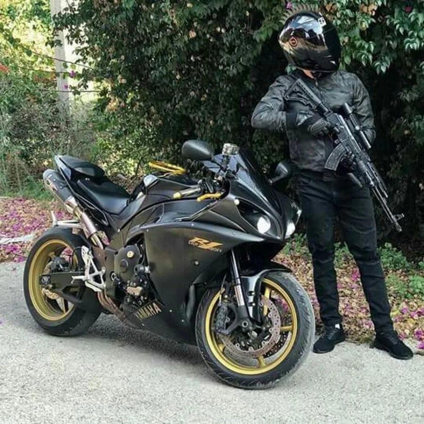 Байкер на мотоцикле