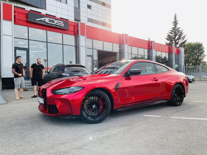 БМВ В Красном стиле