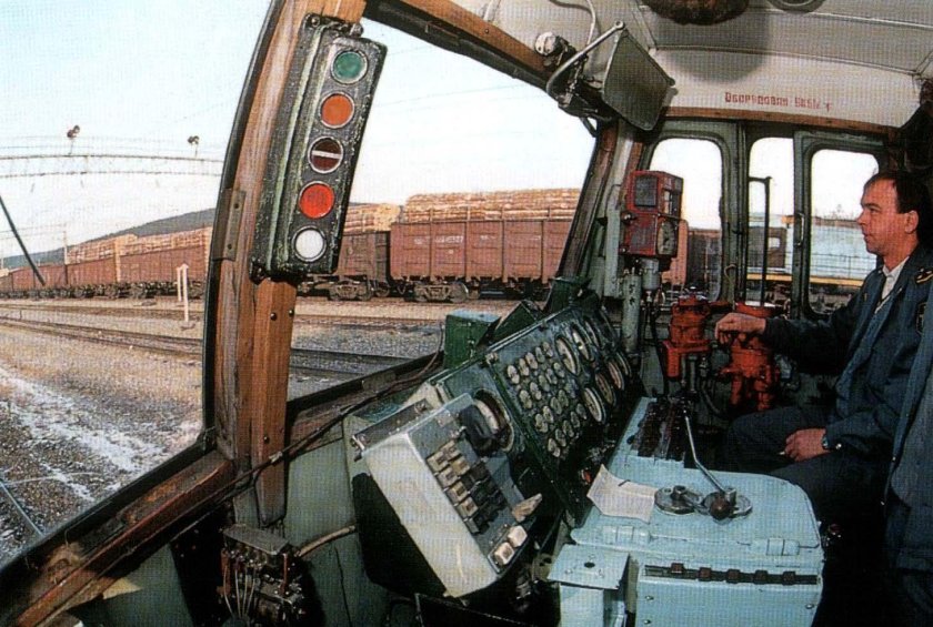 Локомотивный светофор на ЖД