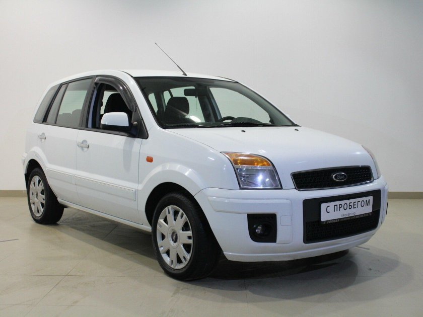 Ford Fusion белый