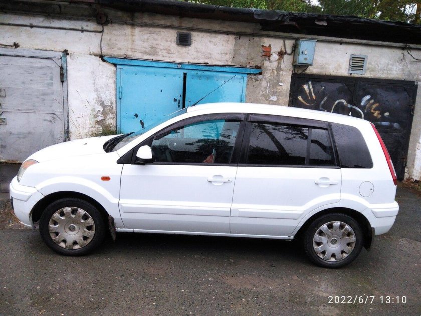 Ford Fusion белый