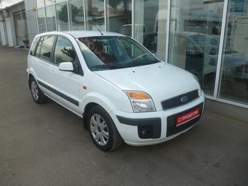 Ford Fusion белый