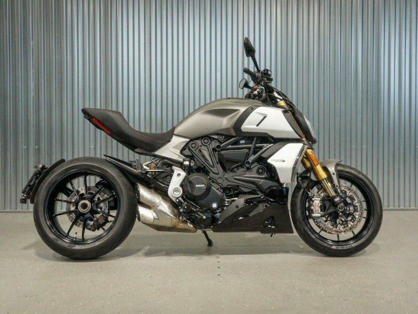 Ducati diavel carbon